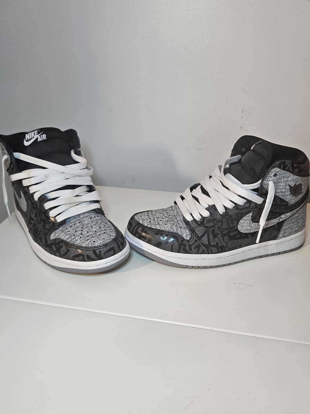 Jordan 1 Retro High OG "Rebellionaire" - Picture 2 of 4